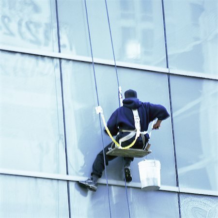 Vertical Clean  Limpieza de vidrios de altura con hombre colgado